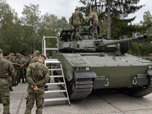 Soldiers from the 7th Mechanized Brigade familiarized themselves with the CV90 Infantry Fighting Vehicle